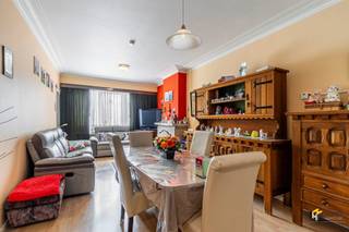 <p><span>Tweede verdieping</span></p><p><span> </span></p><p><span>Verzorgd appartement (69 m²) met 1 a 2 slaapkamers en terras (4 m²) in Merksem.</span></p><p><span>Je woont hier op een centrale en vlot bereikbare locatie, met winkels, openbaar vervoer en velo-stations in de directe omgeving. Ook de belangrijkste invalswegen en de snelweg zijn snel bereikbaar, wat zorgt voor een bijzonder praktische ligging.</span></p><p><span>Het appartement maakt deel uit van een kleinschalig gebouw bestaande uit 3 wooneenheden en is gelegen op de bovenverdieping. Doorheen de jaren werden er reeds verschillende belangrijke vernieuwingen uitgevoerd in het gebouw: het dak werd in 2023 vernieuwd en geïsoleerd (14 cm), de zijgevel werd bovenaan geïsoleerd en er werden PVC-ramen geplaatst in 2019, en in 2023 werd een nieuwe verwarmingsketel geïnstalleerd. Het appartement behaalt een gunstige EPC-score C. Momenteel is het verhuurd aan €540/maand + €25 voor water, wat het eveneens interessant maakt als investering. Er is één gemeenschappelijke watermeter voorzien. </span></p><p><span>Binnenkomen doe je in de centrale hal, die toegang biedt tot nagenoeg alle ruimtes. Vooraan bevindt zich de lichtrijke woonkamer (24 m²) met aansluitend een eerste (slaap)kamer van 4 m². De badkamer (3 m²) is uitgerust met een douche, toilet en lavabomeubel. Achteraan bevinden zich de volwaardige slaapkamer (13 m²) en de aparte keuken (8 m²). Van hieruit heb je toegang tot het terras (4 m²) met zuid-oriëntatie.</span></p><p><span>Ben je op zoek naar een verzorgd appartement op een rustige, maar centrale ligging? Mis deze kans niet! Bewoonbare opp. 69 m² – ref.: bruto vloeropp. Voor meer info of een gratis schatting surf naar </span><span><span>www.hansimmo.be</span></span></p><p><span> </span></p>