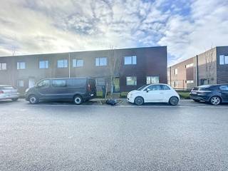 <p><strong>Plan je afspraak in via www.living-stone.be</strong></p><p>Modern appartement met zuidgericht terras te Dilbeek. Gelegen op de 1ste verdieping met lift. </p><p>Het appartement omvat een inkomhal, ee, aparte wc, een leefruimte met een open volledig ingerichte keuken die toegang biedt tot het zuidgericht terras, een berging/wasplaats, een badkamer en 2 slaapkamers.</p><p>Tevens beschikt het appartement over een ondergrondse autostaanplaats en een privatieve kelder. EPC-waarde: 102 kWh/m²</p><p>Beschikbaar vanaf <strong>01/11/2026</strong></p>