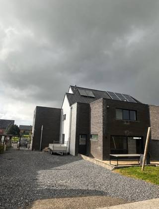 Zeer groot huis met maar liefst 288m2<br />bewoonbare oppervlakte! Totaal gerenoveerd in 2016<br />Half domotica<br />Vloerverwarming<br />Epc 202 kw ( word nog aangepast wegens afgewerkte zolder nu )<br />Asbest attest negatief<br />Regenput 15.000l<br />Grondwater put aansluiting in werkplaats<br />Voorzien van cv op gas<br />Waterverzachter<br />Airco voorziening ligt klaar in de muren tot op de zolder<br />✅ Werkplaats van 10x5,5 meter met poort 3,60x2,70 drijfkracht aanwezig en voorzien voor een palen brug te plaatsen ( dak constructie gemaakt in metaal , open tot in de nok , voorzien van kleine zolder ) vloer gepoleerde beton )<br /><br />✅ Huis<br />Gelijkvloers berging met mogelijkheid tot extra inloopdouche deels voorzien al<br />Toilet in de gang<br />Keuken met alle nodige apparatuur<br />Eetplaats<br />Grote woonkamer met houtkachel<br />Onderaan alles voorzien met vloer verwarming<br />1 ste verdiep<br />Grote dressing !<br />1 slaapkamer 4x4 meter<br />Grote slaapkamer !! 5mx6m met sfeerhaard<br />Grote badkamer voorzien voor vrijstaand bad maar nog niet geplaatst<br />Inloopdouche<br />2de verdiep<br />2 slaapkamers recent afgewerkt beiden 4x4 meter<br /><br />✅ Naast de woning bevind zich nog een extra woonruimte ( vroeger nagel en verzorgings studio) apparte inkom maar ook doorgang via deur langs de inkomhal van de woning<br />Gelijkvloers keuken en woonruimte ( vloerverwarming )<br />1 ste verdiep badkamer met ophang toilet en douche ) met slaapkamer (vloerverwarming)<br />Perceel bevat 8,9 a<br />Grote parking achteraan en vooraan<br />Ideaal voor iemand die aan auto’s klust of een zelfstandig!<br /><br />✅ Gelegen te kozen ( 3850 Nieuwerkerken )<br />10 min van Hasselt , E314 10 min van Sint-truiden ✅<br /><br />Meer foto’s beschikbaar indien gewenst<br /><br />Graag meer info ℹ️<br />0472242667<br />Prijs bespreekbaar