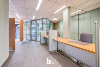 Dit centraal gelegen kantoor (171 m²) met 3 private parkeerplaatsen deed voorheen dienst als bankkantoor.<br /><br />Het pand beschikt over een ingang vooraan en aan de zijkant van het gebouw.<br /><br />De indeling van dit handelsgelijkvloers is als volgt<br />Gelijkvloers (144 m²) met verschillende bureauruimtes, wachtzaal, onthaal, kluis...<br />Kelderverdieping (27 m²) met keuken<br /><br />Extra troeven:<br />- Ruime vitrine; 8,75m gevelbreedte<br />- Drie parkeerplaatsen achter de kantoorruimte gelegen en toegankelijk via de afgesloten<br />doorrit<br /><br />Watergevoelig openruimtegebied (Worg): NVT<br /><br />Het kantoor kan aangewend worden als winkel of voor het uitoefenen van een vrij beroep<br /><br />Dit pand wordt verkocht onder het systeem van START 2 FINISH.<br />Elk prijsvoorstel gelijk of hoger dan deze startprijs wordt voorgelegd aan de verkoper(s) die dit al dan niet kan aanvaarden.<br />Startprijs: 185.000 EUR