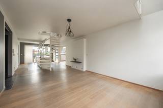 <p>Midden in het historische hart van Antwerpen, boven de daken van de Steenhouwersvest, bevindt zich dit uitzonderlijke penthouse met terras en een adembenemend zicht op de Onze-Lieve-Vrouwekathedraal. Met een bewoonbare oppervlakte van 184 m² combineert deze unieke eigendom licht, comfort en rust op een absolute toplocatie in de stad.</p>
<p>Bij het betreden van het appartement valt meteen de aangename openheid en overvloedige lichtinval op. De royale leefruimte met grote raampartijen geniet van een prachtig panoramisch zicht over de stad en de kathedraal. Hier woont u letterlijk boven het bruisende stadsleven, terwijl u tegelijk geniet van een zeldzame sereniteit en privacy.</p>
<p>De open leefruimte met volledig geïntegreerde keuken sluit naadloos aan op het terras, waardoor binnen- en buitenleven harmonieus in elkaar overvloeien. Daarnaast is er een extra keuken/bijkeuken voorzien die zorgt voor bijkomende opbergruimte en praktisch comfort.</p>
<p>De hoogwaardige afwerking met warm parket en natuursteen verleent het interieur een tijdloze en elegante uitstraling. Verder beschikt het penthouse over drie volwaardige slaapkamers, elk badend in natuurlijk licht. De badkamer werd stijlvol en functioneel ingericht met een dubbele wastafel, inloopdouche en toilet.</p>
<p>Een aparte dressing biedt extra comfort, terwijl de centrale trap naar de sfeervolle mezzanine het appartement een uniek karakter geeft. Tot slot beschikt de woning ook over een handige kelderberging.</p>
<p>De ligging maakt deze eigendom extra aantrekkelijk: gezellige restaurants, winkels, musea en terrasjes bevinden zich op wandelafstand. Bovendien bestaat de mogelijkheid om een parkeerplaats aan te kopen voor € 65.000.</p>
<p>Gebouwd in 1992 vormt dit penthouse een geslaagde combinatie van stijl, comfort en een uitzonderlijke ligging.</p>
<p>Een unieke woonkans voor wie op zoek is naar een karaktervolle penthouse met één van de mooiste uitzichten die Antwerpen te bieden heeft.</p>