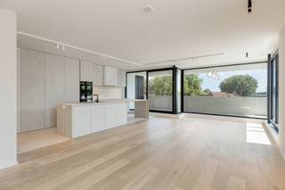 <p><strong>Prestigieus nieuwbouwproject “The Ensemble” in het hart van Assenede, waar stijl en comfort samenkomen in een unieke, karaktervolle omgeving.</strong><br /><br /><strong>Indeling<br /></strong>Via de inkom betreedt men het appartement op de tweede verdieping. Men komt meteen uit in de hal met een apart gastentoilet.<br /><br />Via de <strong>zwarte stalen deur</strong> bereikt men een tweede hal. Rechts bevindt zich de slaapkamer met <strong>ensuite badkamer</strong>, uitgerust met een dubbele lavabo en inloopdouche. De slaapkamer is voorzien van <strong>ingemaakte kasten</strong>.<br /><br />Rechtdoor vanuit de stalen deur vindt men de technische berging, links de <strong>ruime moderne leefkeuken </strong>en vervolgens de leefruimte die uitgeeft op het <strong>grote, zuidwestgerichte terras</strong>.<br /><br /><strong>Omschrijving<br /></strong><strong>“The Ensemble” omvat een exclusief geheel van 10 luxueuze appartementen en 1 handelsruimte (opsplitsbaar in 4)</strong>, ontworpen in een <strong>verfijnde, moderne architectuur</strong> geïnspireerd op de elegante kuststijl. Elk appartement straalt <strong>licht</strong>, <strong>ruimte</strong> en <strong>klasse</strong> uit, met een hoogwaardige afwerking en oog voor detail.<br /><br />De appartementen zijn zorgvuldig ingedeeld om <strong>maximaal wooncomfort</strong> te bieden en genieten van een harmonieuze <strong>combinatie van moderne luxe en tijdloze esthetiek</strong>. Grote raampartijen zorgen voor een overvloed aan <strong>natuurlijk licht</strong> en creëren een aangename woonbeleving.<br /><br />Voor elk appartement is er de mogelijkheid om één ondergrondse autostaanplaats aan te kopen. Prijzen vanaf €37.500,- per autostaanplaats. Daarnaast beschikt het project over een <strong>gemeenschappelijke ondergrondse fietsenstalling</strong>, wat bijdraagt aan het praktische en duurzame karakter van het geheel. <strong>De prijzen zijn excl. BTW</strong>. Mogelijkheid tot 6%.<br /><br /><strong>Ligging:<br /></strong><strong>“The Ensemble”</strong> is uitstekend gelegen op de <strong>Markt van Assenede</strong>, in de Stadhuisstraat, pal naast het stadhuis en met een prachtig zicht op de kerk. U geniet hier van een <strong>centrale ligging</strong> met <strong>alle voorzieningen, winkels en horeca op wandelafstand</strong>, terwijl u tegelijkertijd woont in een charmante en sfeervolle omgeving.<br /><br /><strong>Een unieke kans voor wie op zoek is naar exclusief wonen of een waardevolle investering in het centrum van Assenede.</strong></p>
