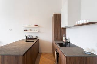 <p>Ben je op zoek naar een stijlvol appartement op één van de meest gegeerde locaties van Antwerpen? Dit volledig gerenoveerde juweeltje (2025) ligt aan de begeerde Amerikalei en combineert charme, comfort en energiezuinig wonen in een kleinschalig gebouw.</p>
<p>Hier woon je op wandelafstand van het bruisende Zuid, waar jong en oud vandaag ten volle genieten van restaurants, bars, het KMSKA en het nieuwe Zuidpark.</p>
<p>Bij het binnenkomen van het appartement betreed je een ruime en lichtrijke leefruimte, dankzij de grote ramen die overvloedig daglicht binnenlaten. De elegante visgraatparket zorgt voor een warm en karaktervol geheel. Aansluitend bevindt zich de open keuken met kookeiland, uitgerust met kwalitatieve inbouwtoestellen.</p>
<p>Verder beschikt het appartement over een ruime slaapkamer met toegang tot een gezellig terrasje met zicht op het groen. Daarnaast is er een tweede kamer aanwezig die flexibel kan worden ingevuld naar uw wensen. De moderne badkamer is uitgerust met een ruime lavabo en een inloopdouche. Tot slot is er een praktische berging met aansluitingen voor was- en droogtoestellen.</p>
<p>Interesse in dit appartement?<br />Contacteer Listed voor een bezoek: +32 3 283 51 51.</p>