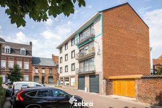 Dit instapklaar appartement met 3 slaapkamers bevindt zich in het centrum van Tielt. Verschillende winkels, scholen, horeca, sportgelegenheid, ... bevinden zich op wandel- en fietsafstand. Dankzij de nabijheid van diverse invalswegen geniet u tevens van een vlotte bereikbaarheid.<br /><br />Het appartement beschikt over een centrale inkomhal met toilet, een ruime woonkamer met heel veel lichtinval, een geïnstalleerde keuken met praktische bergruimte, een nachthal, 3 slaapkamers en een vernieuwde badkamer met voorziening voor wasmachine.<br /><br />Daarnaast beschikt dit eigendom ook over een gezellig terras en 2 extra privatieve bergingen (waarvan één in de gemeenschappelijke zolder van de residentie en één in de kelder)<br /><br />Verder geven wij graag nog mee dat er een mogelijkheid is om een ruime garage vlakbij het appartement aan te kopen voor €30.000.<br />Op heden is het appartement en de garage samen verhuurd voor een prijs van €768,46 per maand, wat het ook een interessante investeringsopportuniteit maakt.<br /><br />Bestuursmaatregelen in het maatregelenregister: nee<br /><br /><strong>Ook wild geworden van deze thuis?<br />Twijfel niet langer en leg vandaag nog uw bezoek vast!</strong>