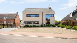 Op een perceel van maar liefst 3.947 m² bevindt zich deze hoogwaardige, moderne recente woning die ruimte, privacy en kwaliteit perfect...