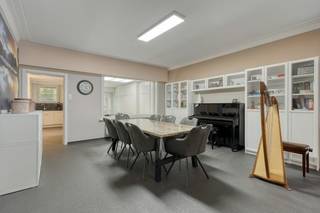 Leuke woning met 3 slaapkamers en garage op een toplocatie vlakbij het park van Boom. Gelegen in een rustige omgeving met zuidwestgerichte tuin. Winkels en openbaar vervoer zijn op wandelafstand.<br /><br />Indeling: <br />Gelijkvloers: <br />- Inkomhal<br />- Leefruimte met aansluitend de eetruimte<br />- Keuken <br />- Apart toilet<br />- Zuidwestgerichte tuin<br /><br />Verdieping 1: <br />- Slaapkamer 1 <br />- Slaapkamer 2 <br />- Badkamer<br />- Nachthal<br /><br />Verdieping 2: <br />- Slaapkamer 3<br /><br />Verder is er nog een kelder aanwezig<br /><br />Bijzonderheden:<br />- Inclusief garagebox <br />- Verwarming op stookolie<br />- Conforme elektrische keuring<br />- Mogelijkheid tot 4 slaapkamers<br /><br />Locatie: Winkels en diensten bevinden zich op wandelafstand alsook openbaar vervoer. Via de A12 en E19 heeft u tevens een goede en snelle verbinding naar Antwerpen, Mechelen, Lier en Brussel.<br /><br />Bent u geïnteresseerd in dit vastgoed te koop in 2850 Boom? Aarzel dan niet om contact met ons op te nemen.<br />Wenst u uw eigendom ook te koop of te huur te stellen? Steeds tot uw dienst om u verder te helpen met al uw vragen over vastgoed!<br /><br />Bestuursmaatregelen in het maatregelenregister: nee