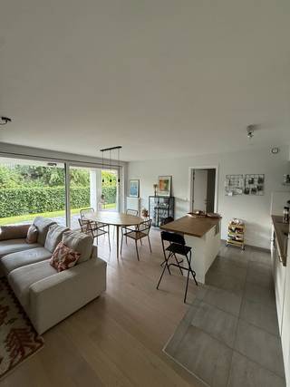 Op zoek naar comfortabel wonen in een rustige en aangename omgeving? Dit verzorgd gelijkvloers appartement in Gentbrugge biedt alle comfort voor wie ruimte, licht en een praktische indeling weet te waarderen. <br /><br />Gelegen in Gentbrugge met een vlotte verbinding naar het centrum van Gent, openbaar vervoer, winkels, scholen en belangrijke invalswegen. <br /><br />Het appartement beschikt over een ruime en lichtrijke <strong>woonkamer </strong>met open ingerichte <strong>keuken</strong>, ideaal voor gezellige momenten met familie of vrienden. Verder zijn er <strong>twee </strong>volwaardige <strong>slaapkamers</strong>, een <strong>badkamer </strong>en een handige <strong>berging</strong>. <br /><br />Een absolute troef is de privatieve <strong>tuin met terras</strong>, waar u in alle rust kunt genieten van het buitenleven. Daarnaast beschikt het appartement over een <strong>ondergrondse autostaanplaats.</strong> <br /><br />Huurprijs € 1.050 + € 80 AO per maand. <br />Beschikbaar vanaf 1 september 2026. <br /><br />EPC 111 kWh/m² - B. <br /><br />Interesse in dit appartement? Neem gerust contact op voor meer informatie of een bezoek ter plaatse. <br />