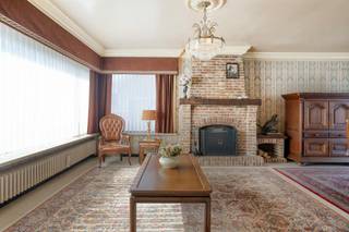 Ben je op zoek naar een alleenstaand huis op een mooi perceel, genietend van landelijke rust maar toch overal dichtbij? Dan kan dit huis in de Vijvestraat misschien iets voor jou zijn?<br />Dit huis werd begin de jaren 1970 opgetrokken op een riant stuk grond van 1.037m² en geniet op vandaag van een gelijkvloerse indeling. <br />Het huis heeft nood aan wat liefde om te renoveren maar geniet van enorm veel potentieel. <br /><br />Indeling van het huis:<br />- inkomhal<br />- woonkamer<br />- keuken met koele berging<br />- 3 slaapkamers<br />- badkamer met ligbad en toilet<br />- berging/stookruimte<br />- garage<br /><br />Zolder<br /><br />Tuin<br />- oprit die tot achteraan de woning loopt<br />- extra garage/berging<br />- uitgestrekt gazon<br /><br />Troeven van het huis:<br />- residentiële ligging nabij arm van de Leie<br />- gelijkvloerse indeling<br />- mogelijks 6% BTW bij renovatie of bij afbraak en wederopbouw<br /><br />Ben je op zoek naar een mooie stuk grond op een leuke landelijke ligging in de nabijheid van Dentergem-Oeselgem? Neem van vandaag nog met ons contact op, we helpen je graag verder!<br /><br /><br />De eigendom wordt aangeboden via de Pre-sale formule. Op 03/10/2026 tussen 10:00 en 12:00 kan u Bungalow op afspraak komen bezichtigen en een bod uitbrengen. De vermelde prijs is een instelprijs. Voor meer info, gelieve contact op te nemen met de dossierverantwoordelijke.<br /><br />Dit pand is onderworpen aan de renovatieverplichting van de Vlaamse overheid voor residentiële gebouwen (behoudens bij sloop binnen 5 jaar na de aankoop). Consulteer voor meer informatie de website van het Vlaams Energie- en Klimaatagentschap via https://www.vlaanderen.be/een-woning-kopen/renovatieverplichting-voor-residentiele-gebouwen<br /><br />Bestuursmaatregelen in het maatregelenregister: nee