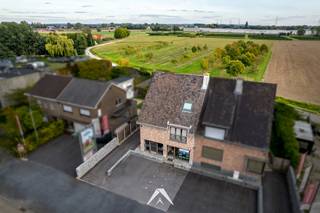 Ontdek dit veelzijdige gebouw in Beveren-Leie op een commerciële ligging: een kantoorruimte van ca 221 m² met extra garage, gecombineerd met...