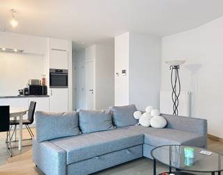 Modern en energiezuinig 1-slaapkamer appartement op de eerste verdieping (met lift) van dit mooi en vlot toegankelijk complex. Het appartement omvat een inkomhal, leefruimte met open, volledig geïnstalleerde keuken, 1 slaapkamer, badkamer (met douche en toilet) en wasplaats. Verder geniet dit appartement een overdekte terras zonder inkijk. Een compacte en handige indeling, aangename lichtinval en moderne materialen maken dit een zeer aangenaam appartement, en dit op een rustige locatie met al het nodige op fietsafstand. Tevens tal van faciliteiten en diensten zoals een tandartspraktijk, pilates studio en schoonheidssalon voorzien in het complex zelf. Ondergrondse autostaanplaats + ondergrondse berging + fietsenstallingen inclusief. Gemeenschappelijke kosten €75/maand.