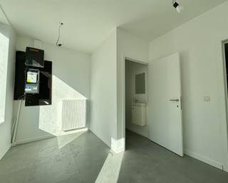 <p><span>Volledig gerenoveerde woning nabij het centrum van Maaseik!</span></p><p><span> </span></p><p><span>Ontdek deze instapklare en volledig gerenoveerde woning aan de Bosmolenlaan 8 te Maaseik. Deze charmante gesloten bebouwing werd in 2024-2025 van A tot Z vernieuwd en combineert modern wooncomfort met een uiterst gunstige ligging vlakbij het centrum van Maaseik en op korte afstand van de Nederlandse grens.</span></p><p><span> </span></p><p><span>Op het gelijkvloers bevindt zich een ruime inkomhal met gastentoilet en ruimte voor vestiaire. Aan de straatzijde ligt een praktische bureauruimte of eventueel extra slaapkamer, ideaal voor wie thuis werkt of gelijkvloers wil slapen. Verder is er een lichtrijke leefruimte met open keuken, volledig nieuw en voorzien van alle comfort, met directe toegang tot het terras. </span></p><p><span> </span></p><p><span>Via een charmant bruggetje over de Bosbeek bereik je de achtergelegen tuin, een bijzonder en sfeervol element dat zorgt voor een uniek karakter.</span></p><p><span> </span></p><p><span>De eerste verdieping biedt drie slaapkamers, een moderne badkamer met inloopdouche, een apart toilet en een extra berging die dienstdoet als technische ruimte.</span></p><p><span> </span></p><p><span>De zolderverdieping werd eveneens volledig afgewerkt en beschikt over een extra slaapkamer, een tweede badkamer met ligbad, wasmeubel en een derde toilet.</span></p><p><span> </span></p><p><span>Daarnaast is er ook een kelder aanwezig, ideaal als extra opslagruimte.</span></p><p><span> </span></p><p><span>Deze woning onderging een volledige totaalrenovatie in 2024-2025 waarbij werkelijk alles werd vernieuwd:</span></p><ul><li><span>Nieuwe PVC-ramen met dubbele beglazing</span></li><li><span>Volledig vernieuwd en geïsoleerd dak met dakramen</span></li><li><span>Nieuwe elektriciteits- en waterleidingen</span></li><li><span>Nieuwe vloeren doorheen de volledige woning</span></li><li><span>Splinternieuwe keuken voorzien van alle comfort</span></li><li><span>Twee volledig vernieuwde badkamers met bad, inloopdouche en in totaal drie toiletten</span></li><li><span>Elektriciteit conform</span></li><li><span>Verwarming op aardgas</span></li><li><span>EPC-score: 181 (B-label)</span></li><li><span>Asbestveilig</span></li><li><span>Voorgevel met karakter, achtergevel vernieuwd en voorzien van isolatie en crepi</span></li></ul><p><span>Woning wordt momenteel verhuurd aan €1.200/maand. Het huurcontract kan bij aankoop worden opgezegd.</span></p><p><span> </span></p><p><span>Wil je deze prachtige gerenoveerde woning zelf ontdekken?</span></p><p><span>Contacteer Robin van Jemar via 0484 35 73 08 of <span>robin@jemar.be</span></span><span> voor meer informatie of een bezoek ter plaatse.</span></p><p><span> </span></p>