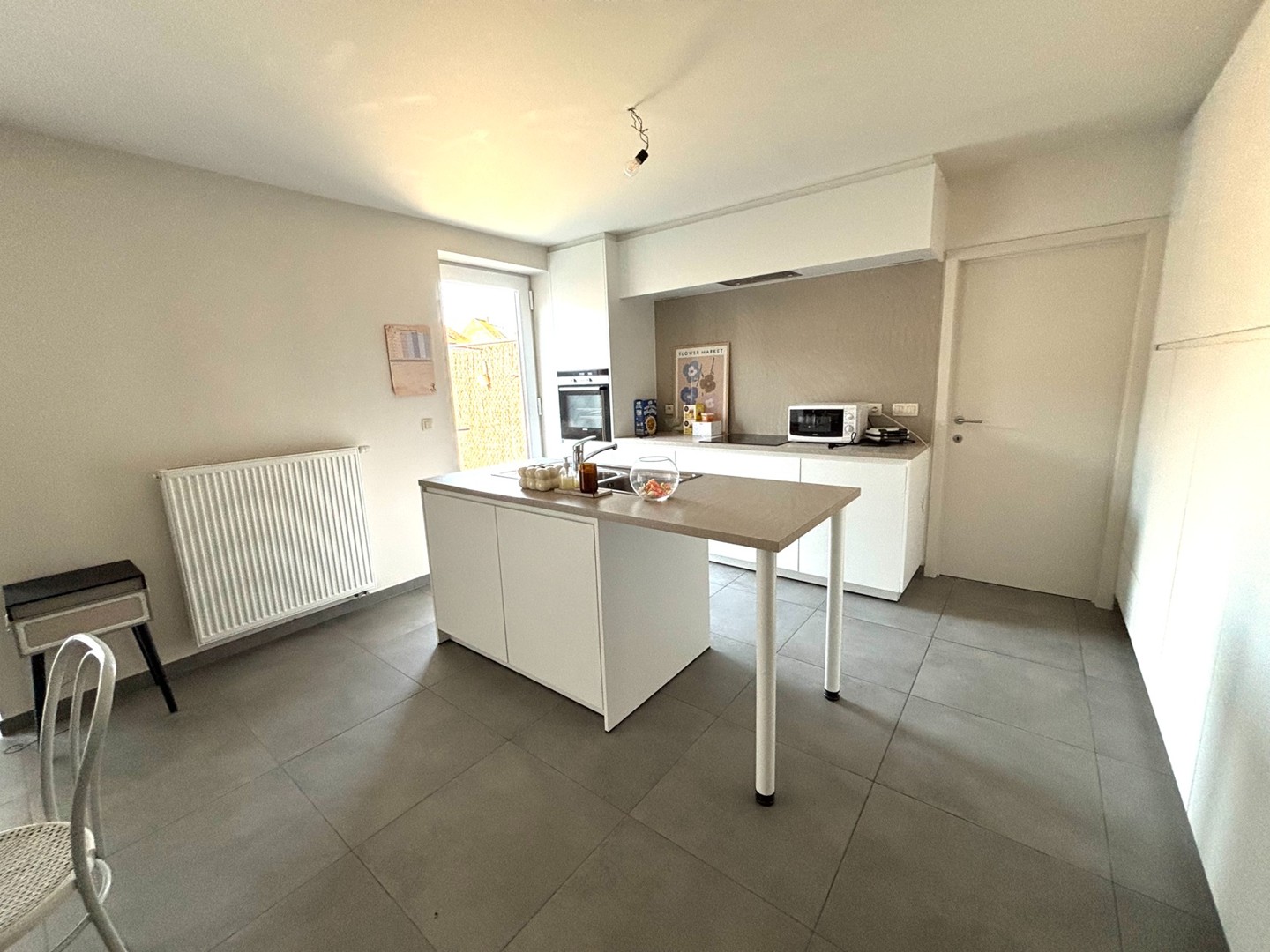 Startprijs vanaf 279.000 euro. Prachtig, modern, energiezuinig gelijkvloers appartement met 2 slpkmrs, tuin, garage en uitweg achteraan - foto 2