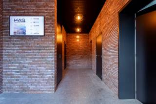 Kantoor aan het spoor, of kortweg KAS, is een gloednieuw kantorencomplex en centraal gelegen te Tielt. Openbaar vervoer, winkels en het centrum van Tielt liggen op wandelafstand. <br /><br />KAS beschikt nog over verschillende kantoormodules van 30m² - 60m² of 90m² te huur op de gelijkvloerse verdieping van het complex. De modules zijn volledig afgewerkt en worden all-in verhuurd: elektriciteit, verwarming/koeling, wifi, onroerende voorheffing, verzekering, syndickosten en gemeenschappelijk sanitair zijn inbegrepen in de huurprijs.<br /><br />Hoge verdiepen, tonnen daglicht, unieke feel &amp; look en state-of-the-art technieken (geothermie, warmtepompen, klimaatplafond, ..) zorgen voor een zeer duurzaam gebouw en productieve werkomgeving voor uw onderneming. <br /><br />De nodige parkeerplaatsen volgens uw gehuurde oppervlakte zijn inbegrepen in de huurprijs. Optioneel kan geopteerd worden voor parkeerplaats met laadpaal of extra parkeerplaatsen. <br /><br />Op de vierde en tevens bovenste verdieping bevindt zich de volledig glazen "rooftop box". Een gemeenschappelijke ontmoetingsruimte met dakterras die unieke zichten biedt op de Tieltse velden en ver daarbuiten.<br /><br />KAS legt een maximale focus op energiebesparend, duurzaamheid en kwaliteit om zo een werkplek te creëren die futureproof is.<br /><br />Neem vrijblijvend contact op met ons kantoor om de verschillende huurmogelijkheden te bekijken. Of plan uw bezoek in via 051 40 40 10.