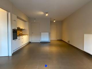 Recent appartement in het centrum van Roeselare met 1 slaapkamer, kelderberging en autostaanplaats.<br /><br /><u><strong>Indeling:</strong></u><br />Inkomhal met gastentoilet.<br />Open keuken met aansluitend bergruimte.<br />Eetplaats en zithoek.<br />Ruime slaapkamer met aansluitend de badkamer met inloopdouche, lavabomeubel en toilet.<br /><br />Kelderberging.<br />Ondergrondse autostaanplaats.<br />Gemeenschappelijke fietsenberging.<br /><br />Balkon.<br /><br /><strong>Details:</strong><br />- onmiddellijk beschikbaar<br />- gemeenschappelijke lasten: 65 € per maand (totale huurprijs: 750 €)<br />- huurwaarborg via Korfine: 2.055 €<br />- cv aardgas<br /><br /><u><strong>Contact:</strong></u><br />Voor meer informatie of een bezoek, contacteer Stijn op 0491 61 42 19 of info@stijndebusschere.be.<br />