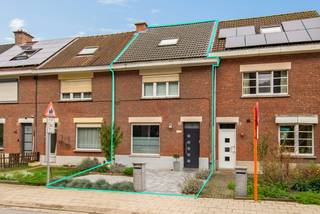 <p>Gelegen aan de Spoorweglaan in Boom, combineren we hier comfort en bereikbaarheid in een gezellige en instapklare rijwoning.  Dit huis bevindt zich recht tegenover het park van Boom, een zeer rustige en aangename woonomgeving!  Verschillende winkels, scholen en het openbaar vervoer bevinden zich in de nabije omgeving.  De oprit van de A12 ligt op slechts 2 min. rijden, ideaal voor woon-werkverkeer.   <br /><br />U vindt in deze woning: <br /><br />-1: een boogkelder<br />GLVL: een inkomhall, een gezellige woonkamer, een nieuw ingerichte ruime keuken, een apart gastentoilet en een wasplaats/berging<br />1eV: een nachthall, 2 slaapkamers en een nieuw ingerichte badkamer met een 2e toilet <br />2eV: een 3e slaapkamer met berging onder het schuine dak<br /><br />Verder is er nog een west-gerichte achtertuin met tuinhuis/berging, een 1e open terras en een overdekt terras.  Het is mogelijk om een garage te bouwen in de tuin, waar een uitweg voorzien is. Er is ruim parkeergelegenheid in de straat en aan het park. <br /><br />Dit huis werd zeer goed onderhouden en is volledig instapklaar!  De keuring van de elektriciteit is volledig conform en het EPC heeft een zeer goed score: Label C.<br />Wilt u deze woning graag bezichtigen? Neem gerust contact met ons op voor meer informatie of een afspraak ter plaatse.</p>