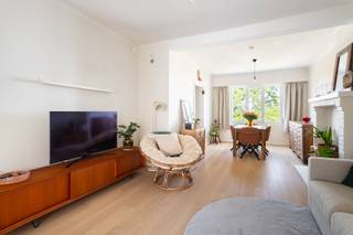 Instapklaar appartement met twee slaapkamers op de bovenste verdieping van een kleinschalig gebouw in Wilrijk. Het appartement heeft een warme, moderne uitstraling en voelt verrassend ruim aan. De gezellige leefruimte sluit aan op de vernieuwde keuken. Verder zijn er een ruime hoofdslaapkamer, een kleinere tweede kamer en een badkamer met douche, lavabo en toilet. Dankzij het warmtepomp-aircosysteem kan je zowel verwarmen als koelen. Het vernieuwde en geïsoleerde dak en de extra geïsoleerde zijgevel zorgen mee voor het gunstige EPC-label B. Een privatieve kelderberging en ruime fietsenkelder zijn inbegrepen. Rustig gelegen nabij winkels, openbaar vervoer, groen, de A12 en Antwerpen. Ideaal als starters- of investeringsappartement.