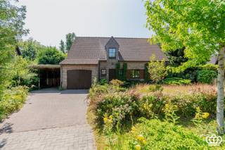 Charmante woning gelegen in een rustige straat met o.a. leefruimte, ingerichte keuken, inpandige garage, 5 slaapkamers, ingerichte badkamer...