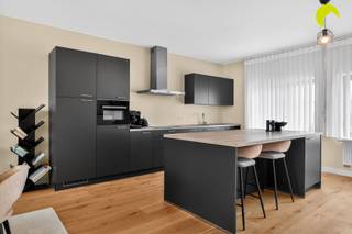 <p><span>Dit volledig gerenoveerde duplex appartement van maar liefst 171 m² en met zonnig zuid-terras vinden we vlakbij het centrum van Wilrijk. Vanuit deze locatie zijn dagelijkse winkels, openbaar vervoer en invalswegen vlot te bereiken. </span></p><p><span>Het gebouw met slechts 2 entiteiten werd in 2021 volledig gerenoveerd. Alle technieken zijn up-to-date wat resulteert in een EPC A-label en conforme elektriciteit. Er is veel aandacht besteed aan hedendaagse en kwalitatieve afwerkingsmaterialen.</span></p><p><span>Er zijn geen gemeenschappelijke kosten, enkel de brandverzekering van het gebouw wordt gedeeld.</span></p><p><span> </span></p><p><span>Indeling:</span></p><p><span>We komen binnen in het appartement op de eerste verdieping waar zich een ruime nachthal en de drie slaapkamers bevinden.</span></p><p><span>De zeer ruime master bedroom (25 m²) heeft een ensuite badkamer met inloopdouche, lavabomeubel en toilet.</span></p><p><span>Achteraan zijn er nog twee slaapkamers (11,5 en 9,5 m²) en een tweede gasten-badkamer met douche en lavabomeubel. Het tweede toilet is apart.</span></p><p><span>Verder heeft deze verdieping nog een handige berging waar ook de aansluiting voor wasmachine en droogkast voorzien zijn.</span></p><p><span> </span></p><p><span>Via de open traphal bereiken we de royale leefruimte met open keuken op de bovenste verdieping.</span></p><p><span>De parketvloer loopt volledig door en dankzij de grote ramen geniet je hier van een zalige lichtinval. Achteraan vinden we het zuidgerichte terras waarop het zalig vertoeven is met een minimum aan inkijk.</span></p><p><span>De volledig ingerichte open keuken met werkeiland en extra toestellenwand voorziet in een vaatwasser, inductie-kookplaat, combi-oven en 2 koelkasten met diepvriezer!</span></p><p><span> </span></p><p><span>Kortom, dit instapklare en zeer ruime duplex-appartement heeft alle troeven in handen!</span></p><p><span> </span></p><p><span>Samengevat:</span></p><p><span>- Zeer centraal gelegen op wandelafstand van dagelijkse winkels en openbaar vervoer</span></p><p><span>- Klein gebouw zonder maandelijkse kosten</span></p><p><span>- Totaalrenovatie met uiterst gunstig EPC en conforme elektriciteit</span></p><p><span>- Royale en lichtrijke leefruimte op parket en zalig zonnig terras</span></p><p><span>- Luxueus ingerichte open keuken en 2 badkamers</span></p><p><span>- Airco, vliegenramen, videofonie, ventilatie C,...</span></p><p><span> </span></p><p><span> </span></p><p><span>EPC: 100 kWh/m² - label A ° Elektriciteit conform</span></p><p><span>P-score A - G-score A</span></p><p><span> </span></p><p><span>Voor een bezoek ter plaatse kan u ons contacteren op het nummer 03 449 42 41 of mail ons via <span>hallo@habicom.be</span></span></p><p><span>Benieuwd naar de waarde van jouw woning? Check het gratis op <span>www.watismijnhuiswaard.be</span></span></p><p><span> </span></p><p><span> </span></p><p><span> </span></p>