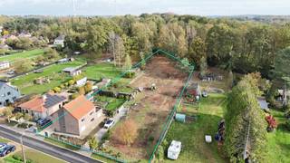 <p>Deze projectgrond in Tielt-Winge geniet een bijzonder sterke ligging voor de ontwikkeling van twee halfopen woningen. De percelen bevinden zich op slechts drie minuten rijden van de oprit van de E314 richting Leuven, terwijl ze tegelijk uitzonderlijk rustig liggen aan de rand van een natuurgebied.</p>
<p>Op het perceel staat momenteel een woning die, indien gewenst, kan worden afgebroken om de nieuwe ontwikkeling mogelijk te maken.</p>
<p>Er werd een verkavelingsvergunning afgeleverd voor twee kavels, elk met een perceelbreedte van 13,9 meter en een diepte van 50 meter. De voorziene bouwzones laten per woning een gevelbreedte van 10,8 meter en een bouwdiepte van 15 meter toe. Het achter- en zijliggend perceel worden samen met de bouwpercelen verkocht.</p>
<p>De bouwgronden liggen in woongebied met landelijk karakter; het aansluitende restperceel bevindt zich in agrarisch gebied. De gedetailleerde bouwvoorschriften zijn op aanvraag beschikbaar.</p>