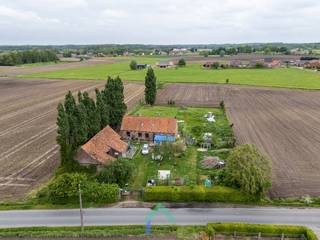 Ligging<br />Deze te renoveren hoeve is gelegen in de Keukelstraat 49 te Wingene, op een bijzonder rustige en groene locatie. De omgeving wordt gekenmerkt door uitgestrekte velden en open landschappen, waardoor u hier kan genieten van een echt landelijk en vrij gevoel. <br /><br />Algemeen<br />Dit renovatieproject biedt een unieke opportuniteit voor wie op zoek is naar een charmante hoeve met veel potentieel op een mooi en ruim perceel. De woning is omringd door groen en beschikt over een ruime tuin, ideaal voor wie houdt van privacy en buitenleven. Naast de woning bevindt zich een grote schuur, die mits renovatie tal van mogelijkheden biedt zoals opslag of hobbyruimte.<br /><br />Indeling<br />Binnenin is de woning praktisch ingedeeld. Via de inkomhal heeft u toegang tot de verschillende ruimtes. Aan de ene kant van de hal bevindt zich de keuken, met daarnaast een aparte keukenruimte en aansluitend toegang tot de badkamer. Aan de andere kant van de gang zijn er twee slaapkamers op het gelijkvloers. In de hal bevindt zich eveneens de trap naar de eerste verdieping, waar nog drie bijkomende slaapkamers terug te vinden zijn. In totaal beschikt de woning dus over vijf slaapkamers, wat het geheel bijzonder ruim maakt.<br /><br />Troeven<br />-Unieke landelijke ligging in een groene omgeving<br />-Ruim perceel met veel privacy<br />-Grote schuur met tal van mogelijkheden<br />-Interessant renovatieproject met veel potentieel<br /> <br />Bent u op zoek naar een unieke kans om landelijk te wonen, waar u bovendien de woning volledig naar uw eigen smaak en stijl kan vormgeven? Dan is dit renovatieproject in Wingene zeker een bezoek waard. Contacteer snel Loucka en ontdek hoe deze charmante hoeve uw nieuwe thuis kan worden.<br /><br />T: 0469 44 27 57<br />M: loucka@gentill.be