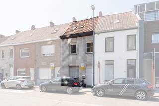 AANGEPASTE PRIJS !
Ontdek deze centraal gelegen woning in Roeselare. De woning bevindt zich op wandelafstand van scholen, winkels, openbaar vervoer en het bruisende stadscentrum. Bovendien geniet je hier van een vlotte verbinding naar de ring. Dankzij de ligging in een rustige straat met alle voorzieningen binnen handbereik, is dit een ideale woonst voor jonge gezinnen, starters of investeerders.
Bij het betreden van de woning kom je terecht in een ruime en lichtrijke leefruimte die naadloos overgaat in de eetplaats. Aansluitend bevindt zich de geïnstalleerde keuken. Verder vind je op het gelijkvloers nog een praktische wasplaats/bergruimte en een badkamer.
Op de eerste verdieping zijn er twee volwaardige slaapkamers. Via een vaste trap bereik je de zolderverdieping, waar de mogelijkheid is om een derde slaapkamer in te richten. Deze ruimte biedt tal van mogelijkheden, zoals een master bedroom, bureauruimte of hobbykamer.
Buiten kan je genieten van een gezellig terras.
Deze woning wordt verkocht aan een startprijs. Ieder bod hoger wordt aan de verkopers voorgelegd die het recht hebben dit bod te aanvaarden of te weigeren.
Kom deze woning zelf ontdekken! Meer informatie of een bezoek? Neem dan gerust contact op via 051 48 09 80.