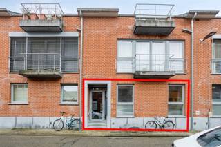 <p><span>Nabij het historisch centrum van Leuven, vlakbij het park den Bruul, het Sluispark, Gasthuisberg en de hippe Vaartkom, zijn wij verheugd, dit energiezuinig gelijkvloers appartement met twee slaapkamers te huur aan te bieden. Dit recent appartement met een bewoonbare oppervlakte van 90m² omvat een ruime inkomhal met apart toilet, een wasplaats, twee volwaardige slaapkamers en een ruime badkamer. Verder beschikt dit hoogwaardig afgewerkt appartement over een volledig ingerichte, open keuken en over een riante, lichtrijke leefruimte met aansluitend een terras met een charmant aangelegd stadstuintje, waar het heerlijk vertoeven is. Ondergronds beschikt dit appartement nog over een gemeenschappelijke fietsenstalling. Kortom, dit appartement gesitueerd in een kleinschalige residentie en in een doodlopende straat is uw bezoek meer dan waard. Voor snelle beslissers. Een absolute aanrader!</span></p><p><span> </span></p><p><span> </span></p>