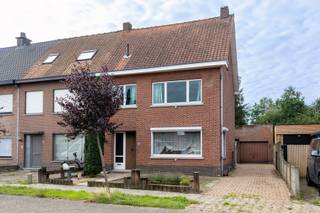 <p><span><strong>In een doodlopende straat op een gunstige locatie nabij het centrum van Herentals bevindt zich deze ruime halfopen woning op een perceel van 440 m². Met een bruikbare vloeroppervlakte van maar liefst 197 m², een garage, kelder en een diepe achtertuin biedt deze woning heel wat mogelijkheden voor wie op zoek is naar een woning die volledig naar eigen smaak kan worden gerenoveerd.</strong><br /><br /><strong>Ligging</strong>: Een rustige woonomgeving met een vlotte bereikbaarheid. Het centrum van Herentals, winkels, scholen, openbaar vervoer en belangrijke verbindingswegen bevinden zich op korte afstand. </span></p>
<p><span><strong>Beschrijving: </strong>Via de inkomhal met karaktervolle houten trap bereiken we de verschillende ruimtes op het gelijkvloers. De woning beschikt hier over een ruime leefruimte met veel natuurlijke lichtinval en een afzonderlijke keuken. Aansluitend bevinden zich de achterliggende ruimtes en de toegang tot de garage. De woning is bovendien gedeeltelijk onderkelderd en biedt hierdoor extra praktische bergruimte.</span></p>
<p><span>Op de verdieping bevinden zich drie </span><strong><span>ruime slaapkamers en een badkamer</span></strong><span>. Daarnaast biedt ook de zolderverdieping met vaste trap bijkomende mogelijkheden. Mits de nodige renovatie en inrichting kan de beschikbare oppervlakte optimaal worden benut en aangepast aan de noden van de nieuwe eigenaar.</span></p>
<p><span>Ook buiten beschikt deze woning over een belangrijke troef. Achter de woning bevindt zich een </span><strong><span>diepe en groene tuin</span></strong><span>, die vandaag eerder natuurlijk is aangelegd maar bijzonder veel mogelijkheden biedt om een aangename en private buitenruimte te creëren. De garage en ruime oprit zorgen bovendien voor voldoende parkeer- en bergruimte.</span></p>
<p><span>De woning dateert uit de jaren '60 en dient grondig gerenoveerd te worden. Hierdoor vormt ze een interessante basis voor kopers die op zoek zijn naar een woning met ruimte en potentieel en de afwerking volledig naar eigen hand willen zetten.</span></p>
<p><strong><span>Bijzonderheden:</span></strong><span> perceel 440 m² – bruikbare vloeroppervlakte volgens EPC 197 m² – halfopen bebouwing – garage – kelder – diepe tuin – EPC </span><strong><span>750 kWh/m²jaar (label F)</span></strong><span> – renovatieverplichting van toepassing – elektrische installatie niet conform – asbestattest: niet-asbestveilig – </span><strong><span>P-score A / G-score A</span></strong><span> – geen voorkooprecht – bodemattest zonder aanwijzingen voor bodemverontreiniging.</span></p>