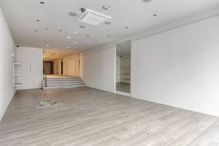 Handelspand van ca. 145m² te koop in het bruisende centrum van Kortrijk. Het pand is gelegen tussen de Grote Markt en de Lange...