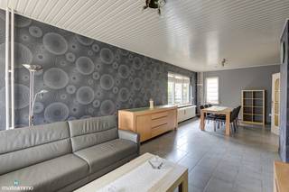 VERZORGDE VRIJSTAANDE GEZINSWONING MET RUIME TUIN IN DIEPENBEEK<br /><br />*** Bekijkt u deze woning via een aanverwante website? Surf dan naar https://matisimmo.be/nl/aanbod/4435970/huis-te-koop-in-3590-diepenbeek en klik op volgende link voor het INTERACTIEF GRONDPLAN: https://grondplan.matisimmo.be/grondplan/?map=DiepenbeekSteenweg22 ***<br /><br />Aan de verbindingsweg tussen het centrum van Diepenbeek en Hasselt is deze vrijstaande gezinswoning gelegen. Dankzij deze locatie zijn allerlei faciliteiten in de nabije omgeving vlot bereikbaar, alsook de gezellige steden Hasselt en Bilzen.<br /><br />De woning is klassiek ingedeeld met toch een hedendaags interieur. Daarbuiten werd ze ook goed onderhouden, zo werd het volgende uitgevoerd:
<ul>
<li>2010: nieuwe tegels in woonkamer en hal + laminaat op eerste verdieping</li>
<li>2011: nieuwe ramen</li>
<li>2016: dak vernieuwd en voorzien van isolatie</li>
<li>2019: verwarmingsketel</li>
</ul>
<br />Gelijkvloers geeft de inkomhal toegang toegang tot de naastgelegen lichtrijke woonkamer en achtergelegen keuken. De woonkamer geniet van veel lichtinval en geeft verder eveneens toegang tot de keuken. Aanpalend aan de keuken is een praktische berging gelegen. Vanuit deze ruimte kan men ook naar het terras en de tuin.<br />De keuken geeft verder nog toegang tot de kelderruimte.<br /><br />In de inkomhal is een vaste trap voorzien naar de eerste verdieping.<br />De eerste verdieping is ingericht met 3 ruime slaapkamers en een badkamer uitgerust met een douche, toilet en wandmeubel met lavabo.<br /><br />Via het zolderluik in de nachthal kan men naar de zolder, een opmerkelijke ruimte die veel opbergmogelijkheden biedt.<br /><br />De tuin is volledig omheind en in het verlengde van de inrit komt men uit op een vrijstaand gebouw dat ingedeeld is als tuinhuis/werkkamer en garage. Tevens werd hier een apart toilet voorzien. Vlak aan de woning achteraan kan men een gezellig terras inrichten waar men in alle privacy kan vertoeven.<br /><br />Bent u geïnteresseerd in deze goed onderhouden woning en wilt u ze graag bezoeken? Dan kan u vrijblijvend contact opnemen met ons kantoor via 089/44.00.00 of info@matisimmo.be<br /><br /><em>De vermelde woonoppervlakte is steeds de bruikbare vloeroppervlakte overgenomen uit het EPC-verslag.</em><br /><br /><em>Bestuursmaatregelen in het maatregelenregister: nee</em><br />