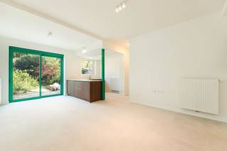 <p><span>Achter de gevel van dit gelijkvloers schuilt een verrassend frisse en doordachte woonplek. Dit éénslaapkamerappartement werd volledig gerenoveerd en combineert een strakke afwerking met speelse accenten, zoals het opvallende felgroene schuifraam dat meteen karakter geeft aan de leefruimte. Een appartement dat rust uitstraalt, maar tegelijk durft opvallen, met een zonnige tuin als absolute meerwaarde.<br /><br /></span></p><p><span>Licht, kleur en openheid</span></p><p><span>Via de inkomhal bereik je alle ruimtes van het appartement. Achteraan opent zich de leefruimte met open keuken, waar grote raampartijen en het opvallende groene schuifraam zorgen voor een overvloed aan licht én een frisse toets kleur. De schuifdeur trekt meteen de aandacht en versterkt het contact met de tuin, waardoor binnen en buiten mooi in elkaar overvloeien.</span></p><p><span>De keuken is modern opgevat, voorzien van een kookeiland en volledig geïntegreerd in de leefruimte. Een aangename plek waar koken en samenzijn vanzelfsprekend samenkomen.<br /><br /></span></p><p><span>Rustig wonen met comfortabel interieur</span></p><p><span>De slaapkamer bevindt zich aan de voorzijde en werd afgewerkt met een warme houten vloer, wat zorgt voor een rustige en uitnodigende sfeer. De badkamer is praktisch én comfortabel ingericht met een ligbad, inloopdouche, lavabomeubel en een tijdloze afwerking. Daarnaast is er een apart toilet en een aparte technische ruimte met aansluitingen voor wasmachine en droogkast. Alles werd recent vernieuwd en is klaar voor onmiddellijk gebruik.<br /><br /></span></p><p><span>Buitenruimte als verlengde van je woonruimte</span></p><p><span>Achteraan geniet je van een private tuin met zuidoostoriëntatie, een zeldzame troef voor een gelijkvloers appartement. Hier kan je op elk moment van de dag genieten van zon en groen — ideaal voor een rustig ontbijt, een boek in de namiddagzon of lange zomeravonden buiten.<br /><br /></span></p><p><span>Tussen parken en stad</span></p><p><span>De ligging combineert het beste van twee werelden. Je woont in een rustige en residentiële buurt, met het Boekenbergpark, Boelaerpark en het Rivierenhof op wandel‑ en fietsafstand. Tegelijk bereik je vlot winkels, openbaar vervoer en het centrum van Antwerpen, wat dit appartement bijzonder geschikt maakt voor wie groen en stad wil combineren.</span></p><p><span> </span></p>