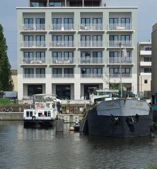 <br /><br />In het vernieuwende stadsdeel De Nieuwe Dokken in Gent komt een unieke kantoorruimte van 249 m² beschikbaar in het hedendaagse gebouw De Bijoux, pal aan het water van het Handelsdok. Deze stijlvolle en lichtrijke ruimte biedt alles wat een creatieve onderneming nodig heeft: een aangename werkplek, doordachte voorzieningen en een inspirerende omgeving. De ruimte kan desgewenst worden opgesplitst in twee delen en is ideaal voor creatieve bureaus, startups of samenwerkingen die belang hechten aan comfort en interactie.<br /><br />De kantoorindeling is flexibel en combineert open werkzones met mogelijkheden tot individueel werken. Een volledig uitgeruste keuken met eetgedeelte vormt het sociale hart van het kantoor – ideaal voor lunch, overleg of spontane ideeënuitwisseling. Daarnaast zijn er meerdere vergaderruimtes én enkele discrete ‘bubbles’: kleine, gezellige plekken waar je in alle rust kan vergaderen, telefoneren of geconcentreerd werken, zonder je los te koppelen van de dynamiek.<br /><br />De inkom via een lichte lobby zorgt voor een warme en professionele eerste indruk. Een bijkomende troef is het ruime terras aan het water: een ideale plek voor overlegmomenten, een koffiepauze of een ontspannen afsluiter van de werkdag. <br />Een kantoorruimte met karakter, praktische voorzieningen en een sterke ligging in een bruisende wijk in volle ontwikkeling.<br /><br />Deze kantoorruimte wordt verkocht onder het btw-stelsel.