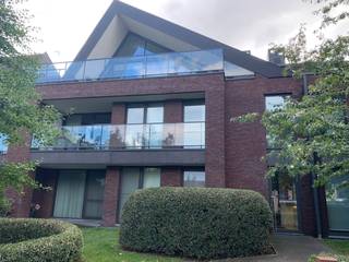 Dit ongemeubelde appartement (98 m2 + terras) bestaat uit:<br />inkom met ingemaakte kasten,<br />twee slaapkamers,<br />badkamer met inloopdouche,<br />separaat toilet,<br />ruime woonkamer met aanpalend terras (met berging) en open ingerichte keuken (o.a. vaatwas, inbouwoven en microgolf).<br />Aan de woonkamer/keuken is ook een aparte berging waar aansluiting wasmachine/droogkast mogelijk is.<br />Privatieve kelderberging én garagebox.<br />Lift in het gebouw.<br />Onmiddellijk beschikbaar.<br />Privatieve tellers voor water, gas en elektriciteit.<br />Maandelijkse huurprijs: 1.1025 EUR + 75 EUR provisie op kosten = 1.100,00 EUR/MND.