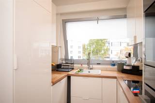<p><span>DEURNE | INSTAPKLAAR APPARTEMENT MET DRIE SLAAPKAMERS, DRESSING, TERRAS, GARAGE EN KELDER | GELEGEN OP DE EERSTE VERDIEPING VAN VERZORGD GEBOUW MET LIFT | EPC C |</span></p><p><span>Indeling als volgt: inkomhal met ingemaakte kast voor wasmachine en droogkast - badkamer met inloopdouche en lavabomeubel - apart toilet - ruime woonkamer (31,5m²), moderne geïnstalleerde keuken - 3 slaapkamers + aparte dressing/bureaukamer.</span></p><p><span>De maandelijkse kosten bedragen € 255,45 provisie (gas, water, blokpolis, syndicus, minuterie,...) + € 62,91 reservefonds.</span></p><p><span>Garagebox verplicht mee aan te kopen. (VP : € 35.000)</span></p><p><span>Het appartement is zeer gunstig gelegen nabij het Rivierenhof, Bar Stark, winkels (Colruyt en Delhaize), scholen, openbaar vervoer en nabij alle grote invalswegen.</span></p><p><span>De elektriciteit zal tegen de akte volledig conform zijn.</span></p>
