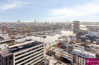 Luxueus hoekappartement met 1K met panoramisch zicht over 't Eilandje! Appartement gelegen op de 16ste verdieping. Indeling: inkomhal, apart toilet, berging/ wasplaats, ruime woonkamer met open uitgeruste keuken (volledig in marmer afgewerkt), ruime slaapkamer met ingebouwde kasten en gerenoveerde badkamer met inloopdouche en badkamermeubel met 1 lavabo. Gezellig terras aanwezig met prachtig zicht over 't Eilandje. Liften en conciërge aanwezig in het gebouw. Troeven: bouwjaar 2010, luxueus &amp; strak afgewerkt, verlichting en gordijnen blijven, lichtrijk zonnig appartement, EPC label B en unieke ligging. Gelegen aan het 't Eilandje, op wandelafstand van het MAS, ZAS ziekenhuis, openbaar vervoer, horeca, winkels, ... Verkoop onder registratierechten. Mis deze unieke kans niet!