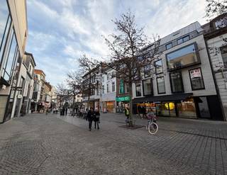 Gelegen in de bruisende Nieuwstraat, op een steenworp van de Grote Markt, biedt dit exclusieve appartement een zeldzame combinatie van rust, luxe...