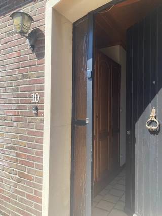 <p>Op de grens van Sint-Laureins en Bentille, deelgemeente van Kaprijke, vinden we deze goed ingedeelde <strong>bungalow</strong> op een mooi perceel. <br /><br />De centraal gelegen inkomhal vormt het hart van de woning en zorgt voor een aangename en overzichtelijke verbinding tussen de verschillende ruimtes.<br /><br />Rechts bevindt zich de leefruimte, die aansluit op de keuken en de praktische berging. Centraal in de hal is er toegang tot de badkamer. Links bevinden zich drie slaapkamers en de wasplaats.<br /><br />Via de wasplaats is er toegang tot de <strong>ruime zolderverdieping</strong>. Deze biedt heel wat mogelijkheden en kan, mits de nodige inrichting, worden benut voor bijvoorbeeld extra slaapkamers, een hobbyruimte, speelruimte, bureau of thuiskantoor. Een interessante troef voor wie vandaag voldoende ruimte zoekt, maar ook graag mogelijkheden voor de toekomst behoudt.<br /><br />De woning beschikt over <strong>een bijzonder functionele indeling</strong>, waarbij alle leefruimtes zich op één niveau bevinden. Een troef die zowel voor jonge gezinnen als voor wie toekomstgericht gelijkvloers wil wonen interessant is.<br /><br />Rondom de woning bevindt zich een aangename <strong>tuin</strong>. Via de oprijlaan, rechts van de woning, bereik je achteraan de garage en de tuinberging.<br /><br />De woning beschikt over een <strong>stevige en goed bewaarde basis</strong>. De huidige inrichting en afwerking zijn evenwel toe aan een grondige opfrissing. Dit biedt nieuwe eigenaars de mogelijkheid om de woning volledig <strong>naar eigen smaak en woonwensen te renoveren</strong> en er opnieuw een hedendaagse, comfortabele thuis van te maken. Enkele impressiefoto's van de woning na renovatie werden mee gepubliceerd. <br /><br />Interesse? Aarzel niet en contacteer ons voor een bezoek op het mailadres: info@vastgoedminnaert.be of op het nummer: 09/330.61.04. <br /><br /> </p>