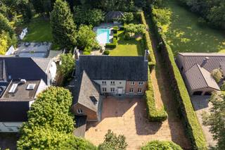Bijzondere ruime villa (bew. opp. 487m² + poolhouse) met 5 tot 7 slaapkamers, 3 badkamers, dubbele inpandige garage, zwembad, poolhouse enz. Deze villa is gelegen is gunstig gelegen op een mooi aangelegd perceel van 2665m² in een groene omgeving op de grens met Halle en Schilde en in directe nabijheid van in-en uitvalswegen, winkels, scholen enz.<br /><br />INDELING: Via automatische toegangspoort betreden we het perceel met voldoende parkeergelegenheid, dubbele carport enz. - Royale inkomhal met gastentoilet - Zeer ruime leefruimte met mooie lichtinval d.m.v. het vele raamwerk - Vervolgens grote keuken met aanpalend aangebouwde veranda (2013) - Verder is er een aparte eetkamer/polyvalente ruimte en een dubbele garage alsook wasplaats - V1: Grote nachthal met toegang tot 5 slaapkamers en 3 badkamers waarvan 1 masterbedroom met aanpalend dressing en badkamer. V2 omvat een grote zolderruimte en ruimte voor technieken (mogelijk 2 slpk's extra). Tuin: Geheel aangelegd en mooie vormgeving d.m.v. de perceelsbreedte van ca. 30m en voorzien van zowel zwembad als poolhouse (2005). Verder is er nog een grote dubbele carport vooraan de woning voorzien en is er een grote kelder.<br /><br />BIJZONDERHEDEN: Zeer ruime en tijdloze woonst - Ideaal voor grote gezinnen, wonen/werken enz. - Cv gas vloerverwarming + radiatoren - EPC: 204 UC: 3893860 - Destijds kwalitatieve materiaalkeuze doch opfrissing nodig - Pscore: B: Gscore: A - Stedenbouwkundige informatie in aanvraag.