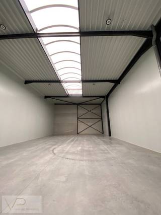 UNIT 2.1 * Oppervlakte: 859,34 m² * Vrije hoogte: 6m  * Natuurlijk lichtinval * Voorzien van kantoorruimte met:   * Inkomdeur en raam in de...