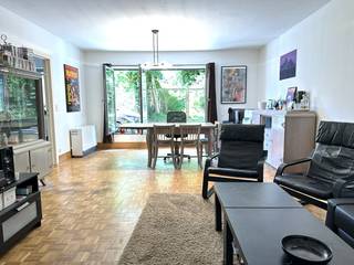 Dit appartement is gelegen in een <strong>rustige zijstraat</strong> van de <strong>Coupure</strong> op de gelijkvloerse verdieping en maakt deel uit van een kleinschalige residentie. In de buurt heeft u het openbaar vervoer, verschillende scholen, winkels ... én dit allemaal op wandelafstand van <strong>hartje Gent</strong>. <br /><br />Het appartement is als volgt ingedeeld: inkomhal, apart toilet,<strong> twee slaapkamers</strong>, badkamer, woonkamer, eetplaats en keuken met berging. Als extra zit in deze huurprijs een <strong>staanplaats inbegrepen</strong>, die toegankelijk is via een sectionaalpoort.<br /><br />De huurprijs bedraagt<strong> maandelijks 1050 EURO + 80 EURO syndicus forfait</strong>.<br /><br />Beschikbaar vanaf 01/05/2026.<br /><br />Wenst u dit appartement te bezichtigen? Neem dan contact op per mail via: theo@convas.be