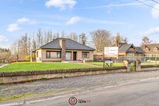 In de Sint-Annastraat 5 in Bilzen-Hoeselt bevindt zich deze verzorgde vrijstaande woning uit 1970, gelegen op een ruim perceel van 11 are 60 ca. Een solide gezinswoning met drie slaapkamers op het gelijkvloers, een vaste trap naar de zolder en een volledige kelderverdieping. Ideaal voor wie rustig wil wonen met een vlotte bereikbaarheid.<br /><br /><u><strong>Indeling</strong></u><br /><em><strong>Gelijkvloers:</strong></em><br />Via de ruime inkomhal met vestiairekast komt u in de leefruimte, waar licht en ruimte centraal staan. Aansluitend bevindt zich de keuken met zicht op de tuin. Verder zijn er drie volwaardige slaapkamers op het gelijkvloers, bereikbaar via de nachthal, evenals de badkamer en het apart toilet. Deze indeling maakt comfortabel gelijkvloers wonen perfect mogelijk.<br /><br /><em><strong>Verdieping:</strong></em><br />De polyvalente zolder is bereikbaar via een vaste trap.<br /><br /><em><strong>Kelder:</strong></em><br />De woning is volledig onderkelderd, wat zorgt voor veel extra bergruimte en praktische mogelijkheden (garage, wasruimte, hobby).<br /><br /><em><strong>Buitenruimte:</strong></em><br />De ruime tuin op 11a 60ca biedt tal van mogelijkheden voor wie graag buiten leeft.<br /><br /><em><strong>Troeven</strong></em>
<ul>
	<li>Vrijstaande woning op ruim perceel</li>
	<li>3 slaapkamers op het gelijkvloers</li>
	<li>Zolder met vaste trap</li>
	<li>Volledig onderkelderd</li>
	<li>Airco in leefruimte en master bedroom</li>
	<li>Rolluiken elektrisch bedienbaar</li>
</ul>
<em><strong>Ligging &amp; omgeving</strong></em><br />Gelegen in een rustige woonstraat met een vlotte verbinding naar Bilzen-Hoeselt en Tongeren, dichtbij winkels, scholen en andere voorzieningen. Een aangename combinatie van rust en bereikbaarheid.<br />Plan vandaag nog uw bezoek en ontdek zelf de ruimte en mogelijkheden van deze woning in Bilzen-Hoeselt.<br /><br />Contacteer ons via robby@optie-m.be of 0473 36 08 56.<br />Extra informatie: VG  – WGlk – Gvkr – GMO