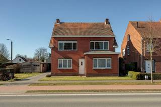 Deze ruime gezinswoning, gelegen in de Vennestraat 74 te Gierle, biedt een uitstekende basis voor wie op zoek is naar een renovatieproject met...