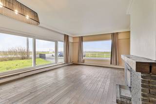 Toplocatie met bedrijfsgebouw bestaande uit magazijn, ruime villa, garage en verharde buitenruimte te koop.Knap gerenoveerd magazijn bestaande uit...