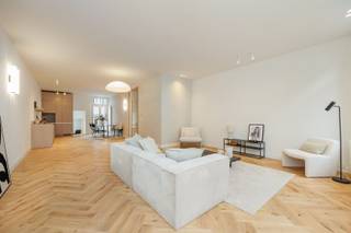 <p><span>Appartement rénové dans un immeuble remis à neuf. Ici, vous achetez la garantie d'une vie sereine. Pas de frais à venir, pas de travaux de rénovation à prévoir. Prêt à emménager.</span></p><p><span> </span></p><p><span>Situé au premier étage d’un petit immeuble abritant une boutique pour enfants au rez-de-chaussée, cet appartement a fait l’objet d’une rénovation complète. Laissez-vous séduire par le parquet à chevrons et les belles menuiseries. Les portes aspect bois ou les finitions haut de gamme dans la cuisine et la salle de bains. Bienvenue dans la Kloosterstraat. Bienvenue chez vous. </span></p><p><span> </span></p><p><span>- Choix stylistiques par une architecte d'intérieur</span></p><p><span>- Grande terrasse</span></p><p><span>- 3 chambres + bureau </span></p><p><span>- Beaucoup de lumière grâce aux nombreuses baies vitrées </span></p><p><span>- Une conception à la fois écologique et esthétiquement tournée vers l'avenir</span></p><p><span> </span></p><p><span>En entrant, vous découvrez un vestiaire. Accrochez votre manteau, retirez vos chaussures et poussez la porte en acier. À votre gauche, vous apercevez le coin salon avec ses trois grandes baies vitrées qui vous permettent d’observer les passants en train de chiner dans la rue la plus animée d’'-t-Stad. À votre droite, vous trouverez une grande cuisine en L, en bois clair, de style scandinave. Cette cuisine est entièrement équipée, du réfrigérateur au lave-vaisselle en passant par le four. Invitez vos amis, c’est le moment de les impressionner. Un petit escalier descendant, à nouveau bordé de baies vitrées, nous mène à un local technique et à des toilettes pour invités. Une première pièce située juste derrière relie l’espace de vie aux chambres situées à l’arrière. Cette première pièce nous semble parfaite comme bureau, mais peut-être préférez-vous en faire votre dressing préféré ? À l’arrière, sur la gauche, un couloir mène à la terrasse privée sur le toit. Ensoleillée et à l’abri des regards. Que demander de plus ? Une chambre parentale donne également sur la terrasse de l’autre côté. Vous pourrez ainsi prendre votre café du matin en plein air. Cette chambre parentale dispose d’une salle de bains attenante, comme il se doit. Imaginez une baignoire, un double lavabo, des toilettes et une douche à l’italienne. Un magnifique mélange de carrelage en travertin et de petites mosaïques. Enfin, en montant l'escalier, vous découvrirez deux autres chambres séparées par une salle de douche. Ici, tout est possible. Ici, l'espace règne. Ici, le calme est au rendez-vous. </span></p><p><span> </span></p><p><span>Prêt à découvrir ? <span>George@sinjoor.be</span></span><span> ou 03.283.05.00 </span></p>