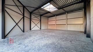 Nieuwbouw KMO-unit van 235 m² met privatieve parkeerplaats te huur. Fenomenaal gelegen aan de rand van Brussel te ZELLIK, nabij de bedrijvige...