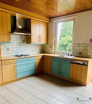 <p><span>Appartement en duplex situé au calme</span></p><p><span> </span></p><p><span>Cet appartement lumineux, situé au cœur de Moerzeke, n'attend plus que de accueillir de nouveaux locataires.</span></p><p><span>Le salon & e cuisine équipée se trouvent au 1er étage et donnent accès à la spacieuse & terrasse ensoleillée. Il y a également des toilettes et un espace de rangement supplémentaire.</span></p><p><span>À l'étage, on trouve deux chambres, une buanderie et la salle de bains avec baignoire.</span></p><p><span>Un local à vélos séparé est à votre disposition.</span></p><p><span> </span></p><p><span>Envie de venir jeter un coup d’œil ?</span></p><p><span>Prenez rendez-vous au 052/50 50 00</span></p><p><span>À bientôt !</span></p>