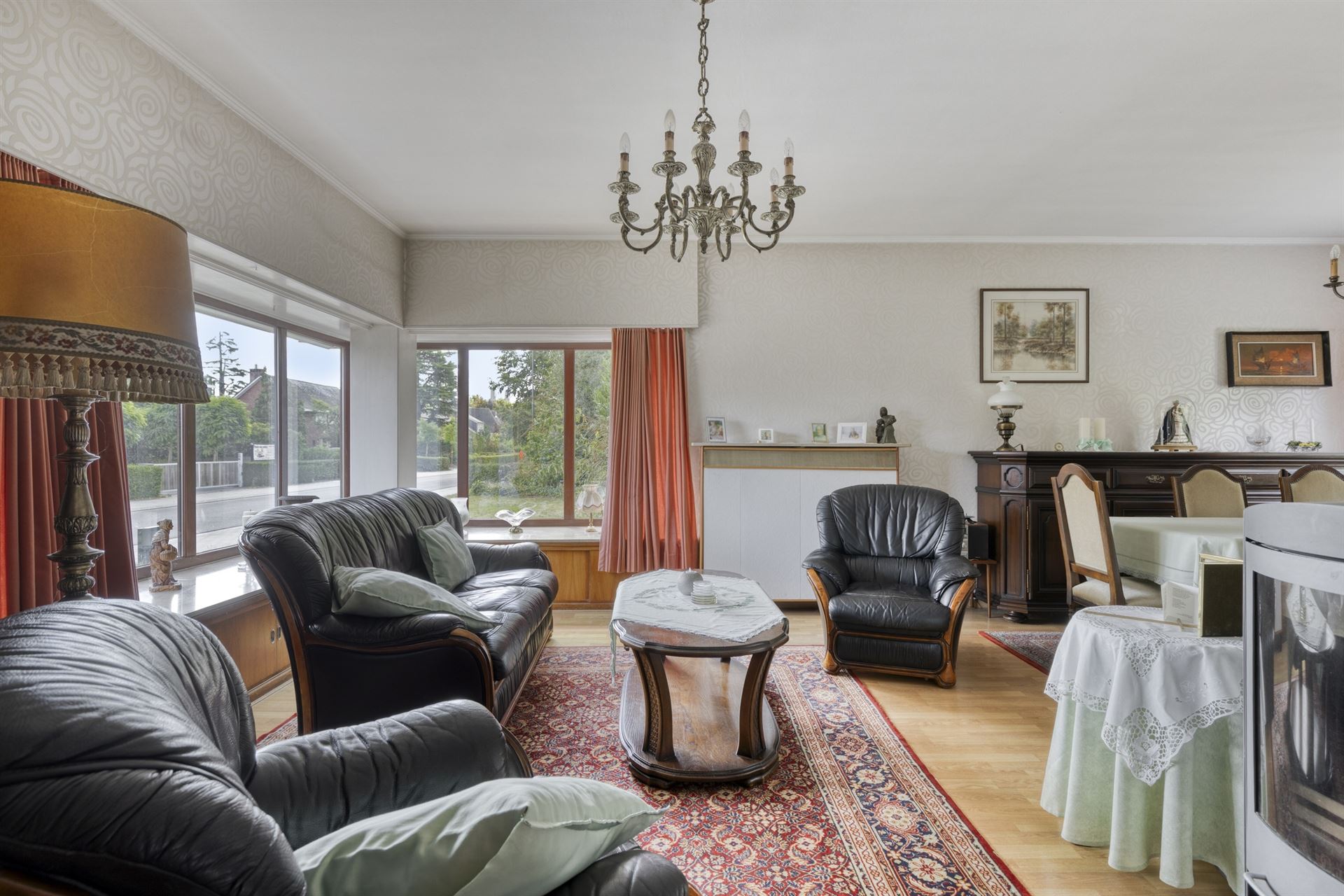 Te renoveren woning met 4 slaapkamers, 2 garages en tuin.  - foto 4