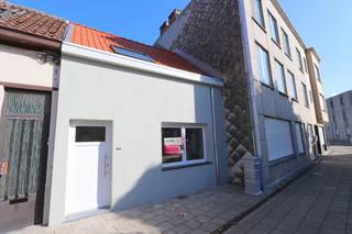 Bent u op zoek naar een centraal gelegen, gerenoveerde en energiezuinige woning met 2 slaapkamers? Dan is dit toppertje zeker iets voor u!<br /><br />Deze gezellige woning gelegen in de Bijlstraat te Beveren, heeft volgende indeling: inkomhal, living met keuken (28,40m²), badkamer en apart toilet met handenwasser.<br />Via de gezellige binnenkoer heeft u nog toegang tot een ruime bergruimte. Op de verdieping bevinden zich 2 slaapkamers en er is ook nog een kleine bergruimte op de hal.<br /><br />Deze woning is volledig vernieuwd en voor extra comfort is er vloerverwarming aanwezig.<br />De zeer goede isolatie, het drievoudig glas en de condenstatie-ketel zorgen voor een zeer gunstig EPC. Dat zal u ongetwijfeld ook merken aan de maandelijkse verbruiksfactuur!<br /><br />De woning is beschikbaar vanaf 1 april 2026.<br /><br />Twijfel niet om ons te contacteren voor meer informatie of een plaatsbezoek in dit TOPPERTJE via verhuur@homevast.be of tel. 03 376 20 20.