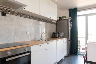 <p><span>BERCHEM | READY-TO-MOVE-IN THREE-BEDROOM APARTMENT WITH A TERRACE OFFERING A VIEW AND A BASEMENT | LOCATED ON THE EIGHTH FLOOR OF A WELL-MAINTAINED BUILDING WITH AN ELEVATOR | EPC B |</span></p><p><span>Layout as follows: entry hall with space for a washer and dryer—spacious living room (31.5 m²)—bathroom with walk-in shower and vanity—separate toilet—modern, fully equipped kitchen—3 bedrooms + separate dressing room/office.</span></p><p><span>The apartment is very conveniently located near the Rivierenhof, Bar Stark, shops (Colruyt and Delhaize), schools, public transportation, and close to all major access roads.</span></p><p><span>The electrical system will be fully compliant by the time of closing.</span></p><p><span> </span></p>