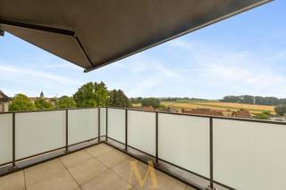 In een recente, kleinschalige residentie bevindt zich dit instapklare en energiezuinige appartement met een prachtig uitzicht over de Vlaamse Ardennen, Kortrijk en Roeselare. Dankzij de grote raampartijen geniet u van veel natuurlijk licht en een open, ruimtelijk gevoel.<br /><br />De inkomhal met gastentoilet en praktische berging leidt naar de lichtrijke leefruimte met een volledig uitgeruste open keuken, afgewerkt met een duurzaam composiet werkblad. Aansluitend vindt u het terras, waar u in alle rust kunt genieten van het unieke uitzicht en de privacy.<br /><br />De badkamer is voorzien van een inloopdouche en lavabo. Daarnaast zorgen vloerverwarming, airconditioning en ventilatiesysteem D het hele jaar door voor een aangenaam wooncomfort. Met een gunstig E-peil van E33 combineert dit appartement comfort met een laag energieverbruik.<br /><br />Ook de ligging is een grote troef. Winkels, een bakker, supermarkt, school, apotheek en sportfaciliteiten bevinden zich op wandelafstand, waardoor u geniet van een rustige woonomgeving zonder in te boeten aan bereikbaarheid.<br /><br />Een ondergrondse parkeerplaats en een private berging zijn bovendien inbegrepen in de prijs.<br /><br />Troeven<br /><br />Panoramisch uitzicht<br />Energiezuinig (E33)<br />Recente kleinschalige residentie<br />Vloerverwarming, airconditioning en ventilatiesysteem D<br />Ondergrondse parkeerplaats en private berging inbegrepen<br />Rustige ligging nabij alle voorzieningen<br /><br />Interesse? Contacteer Maxime Vanneste via 0498 44 78 00 of info@maximevanneste.be voor meer informatie of een bezoek ter plaatse.