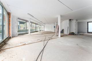 Cet espace commercial est situé à l'angle stratégique de Damweg et Keukeldam, un emplacement offrant une excellente visibilité et un...